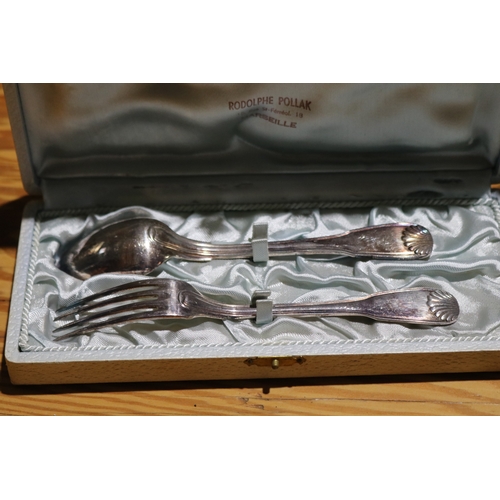 774 - Cased spoon and fork and a cased set of dessert forks (2)