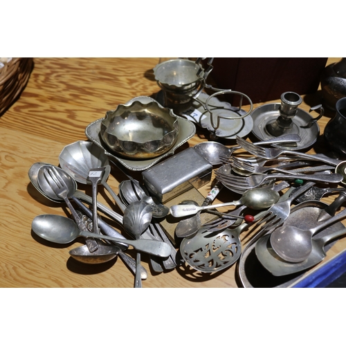 776 - Assortment of silver plate to include a bread knife, jugs, dishes etc