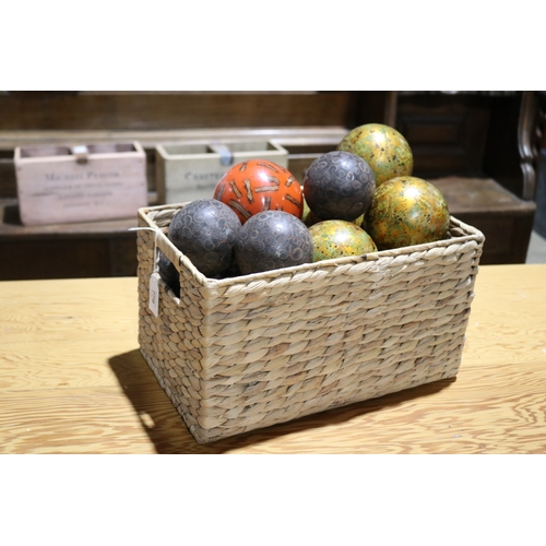 779 - Twelve decorative balls (12)