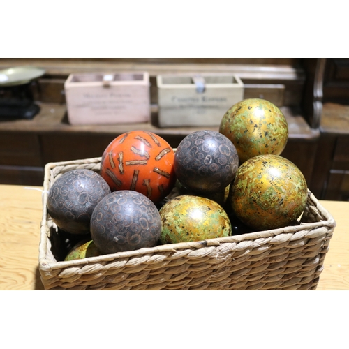 779 - Twelve decorative balls (12)