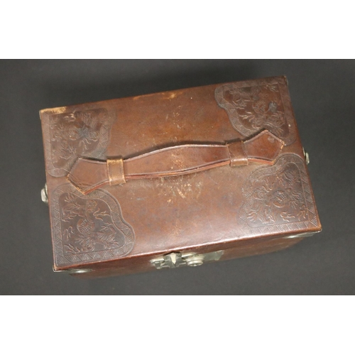 125 - Van Foong Ziangmanuaf mahjong set of bone & bamboo, in leather case, case approx 14cm H x 20cm W x 1... 