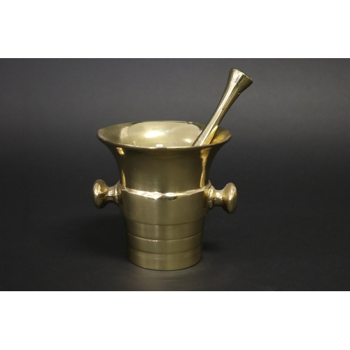 352 - Polished bronze mortar & pestle, approx 12cm H x 12.5cm Dia (2)