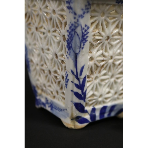 336 - Selection of antique and later Japanese blue and white porcelain, seven pieces, some damages (7) to ... 