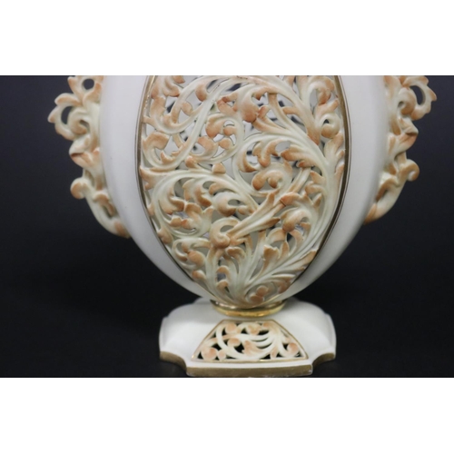 59 - Victorian China Works Worcester blush ivory ground reticulated pedestal vase, approx 15.5cm H