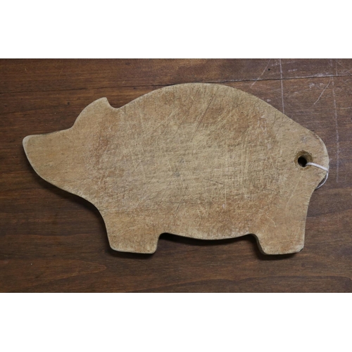 21 - Vintage French chopping board in the shape of a pig, approx 26cm x 14.5cm