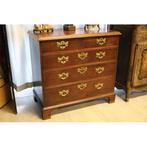 30 - Fine antique English George II mahogany chest of five drawers. Drawers of graduating size, fitted wi... 