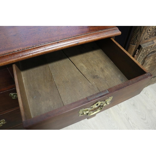 30 - Fine antique English George II mahogany chest of five drawers. Drawers of graduating size, fitted wi... 