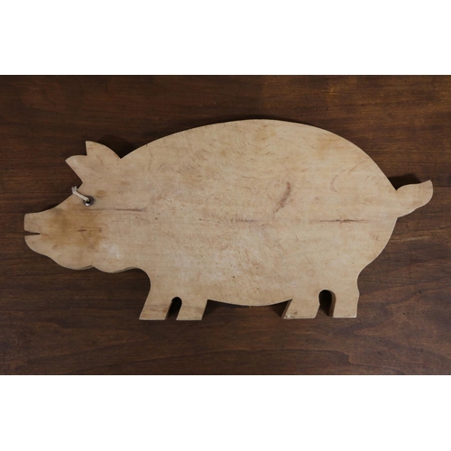 96 - Vintage French chopping board in the shape of a pig, approx 43cm x 22cm