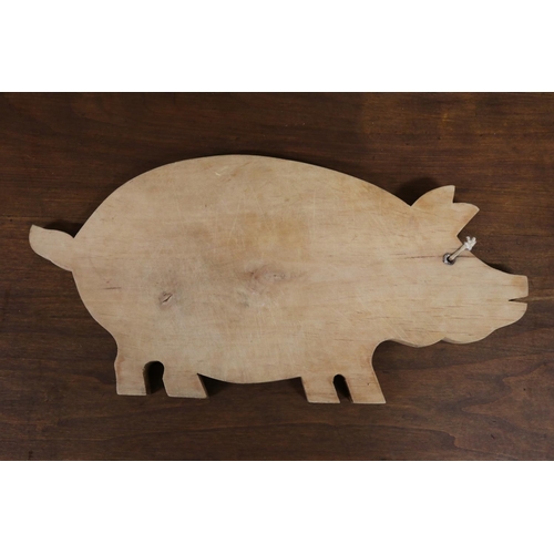 96 - Vintage French chopping board in the shape of a pig, approx 43cm x 22cm