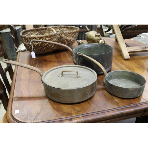630 - Antique French copper fry pans and a saucepan and a lid, approx 27cm Dia (excluding handle) and smal... 