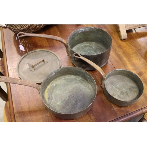 630 - Antique French copper fry pans and a saucepan and a lid, approx 27cm Dia (excluding handle) and smal... 