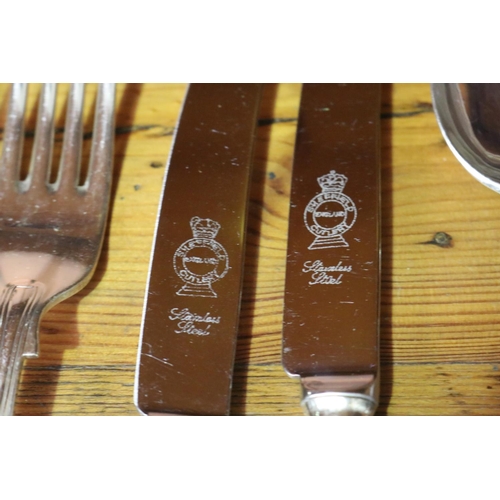 90 - Good quality Sheffield Kings pattern silver plate flatware service of eight, with a pair of serving ... 