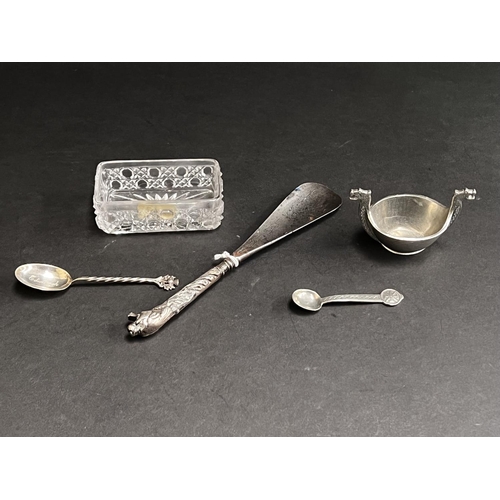 812 - Antique shoe horn, Silver Scottish thistle teaspoon, trinket box glass base and a Norwegian salt in ... 