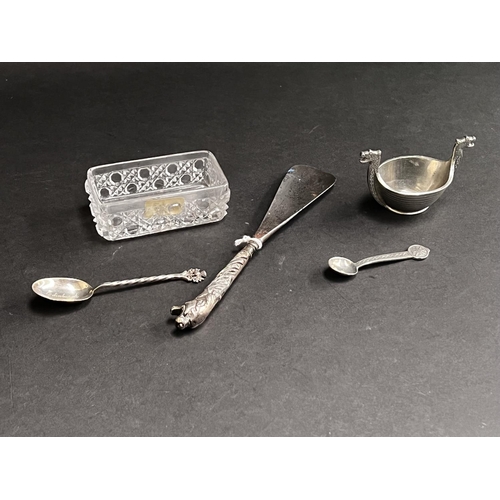 812 - Antique shoe horn, Silver Scottish thistle teaspoon, trinket box glass base and a Norwegian salt in ... 