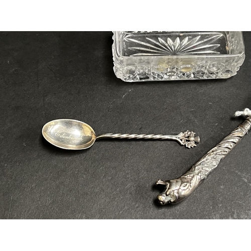 812 - Antique shoe horn, Silver Scottish thistle teaspoon, trinket box glass base and a Norwegian salt in ... 
