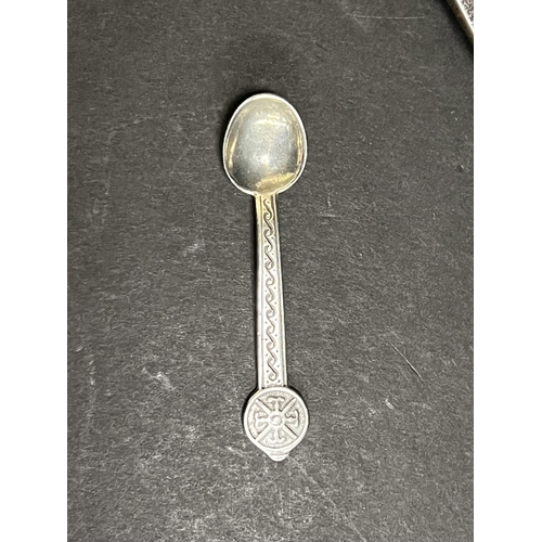 812 - Antique shoe horn, Silver Scottish thistle teaspoon, trinket box glass base and a Norwegian salt in ... 