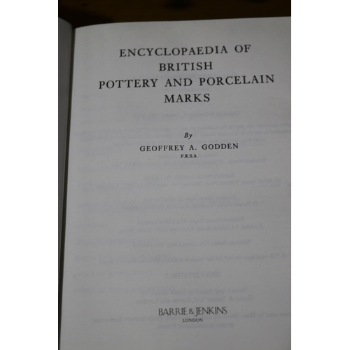 678 - Encyclopedia Of British Pottery And Porcelain Marks, by Geoffrey A Godden