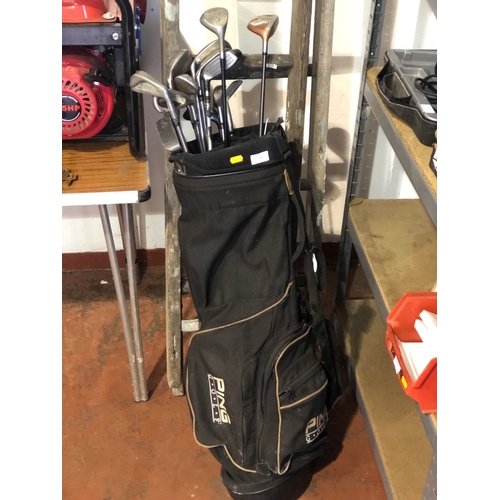 34 - Set of golf clubs in bag