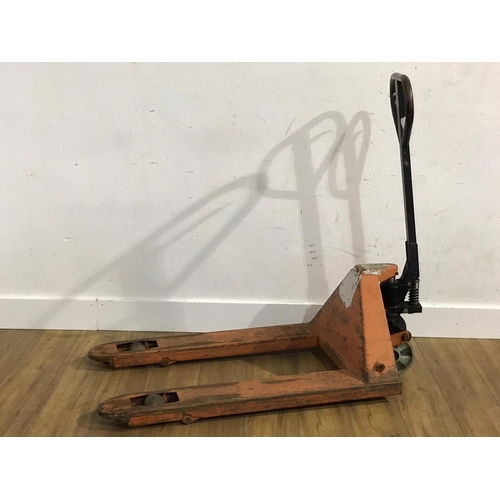 104 - Pallet truck