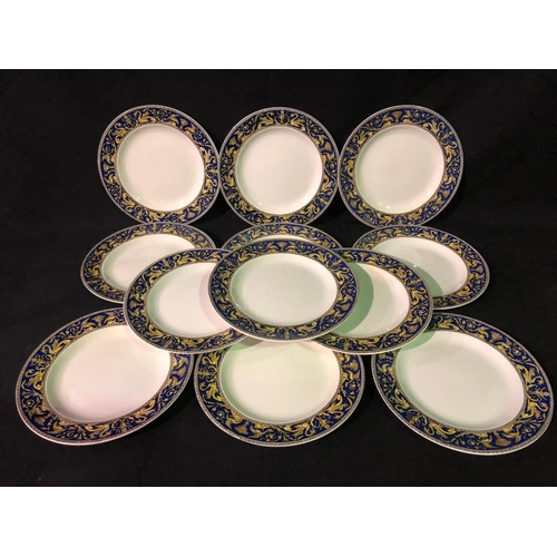 202 - Quantity of vintage Wedgewood dinner plates