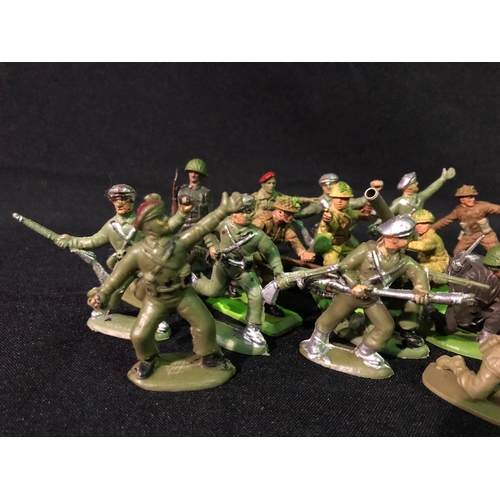 386 - Quantity of vintage plastic soldiers