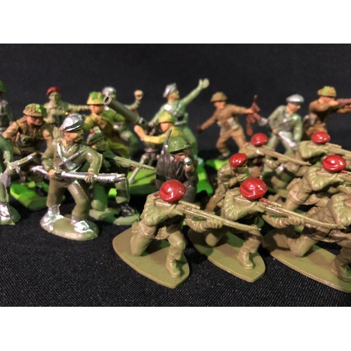 386 - Quantity of vintage plastic soldiers