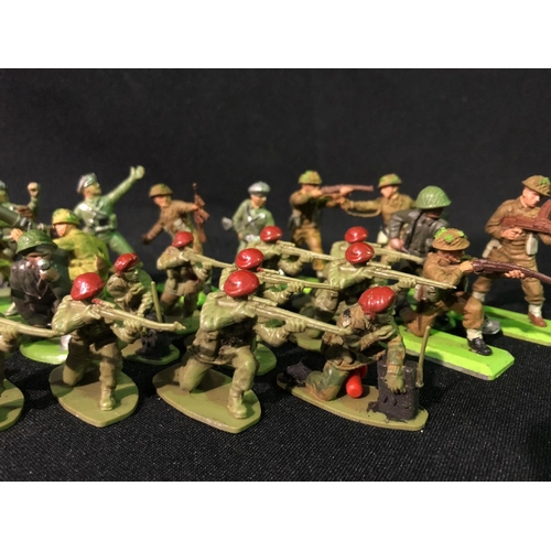 386 - Quantity of vintage plastic soldiers