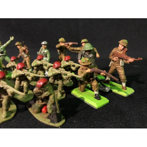 386 - Quantity of vintage plastic soldiers