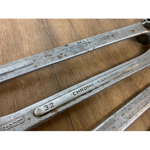 112A - Set of large spanners