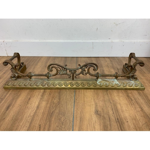 124 - Late Victorian decorative brass fender