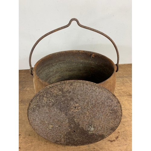 190 - Large Victorian cast iron pot 26 cm x 45 cm