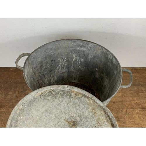 200 - Old galvanised basin with lid 33 cm x 54 cm