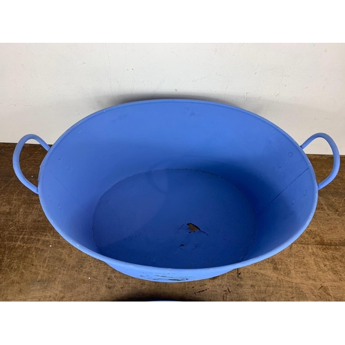 201 - Old metal basin with lid, 28cm x 67cm