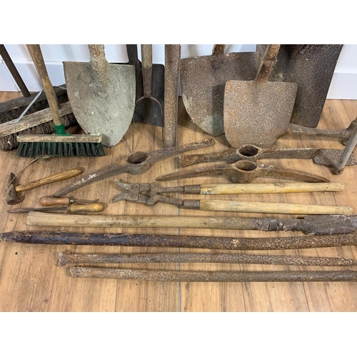 35 - Quantity of garden tools