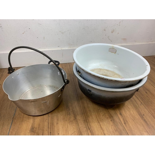 56 - Large pot with handle and 2 enamel sinks