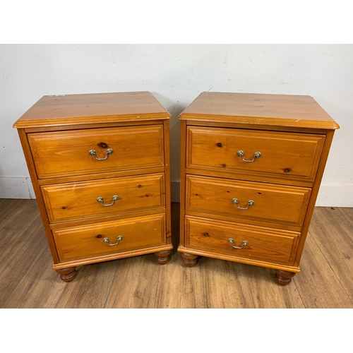 1070A - Pair of pine bedsides, 52x45x72cm