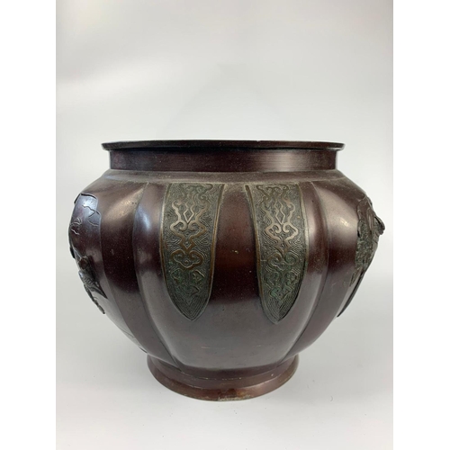 4 - Early 20th century bronze pot, 29x22cm