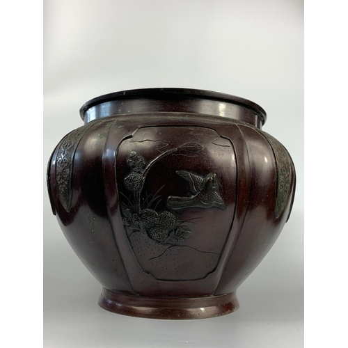 4 - Early 20th century bronze pot, 29x22cm