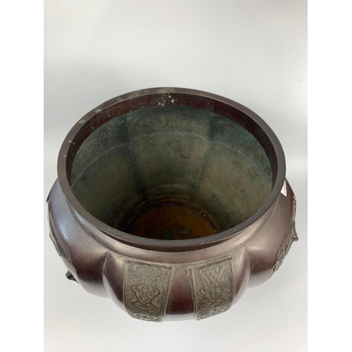 4 - Early 20th century bronze pot, 29x22cm