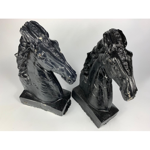 76 - 2 concrete horse heads, 20cmx12cmx37cm