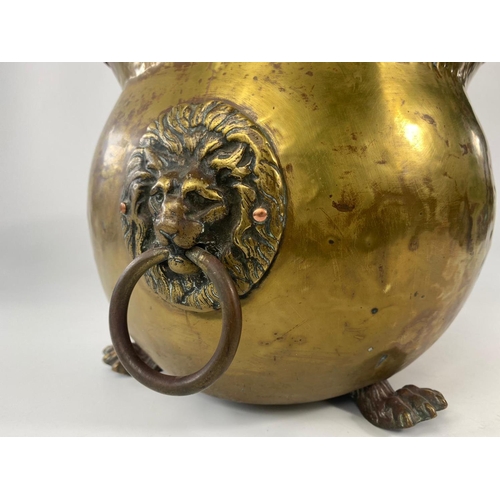 59 - Large brass planter, early 20th century. 35cm x 24cm