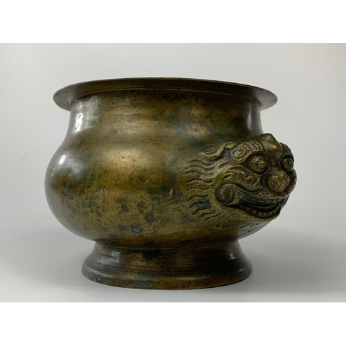 16 - Early 19th century Chinese bronze pot with Foo lion decoration, 25cm x 14cm