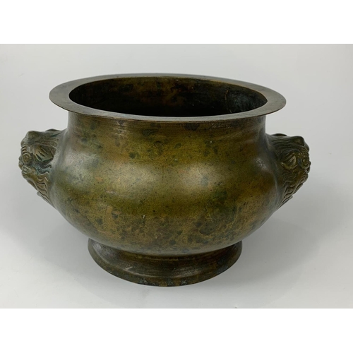 16 - Early 19th century Chinese bronze pot with Foo lion decoration, 25cm x 14cm