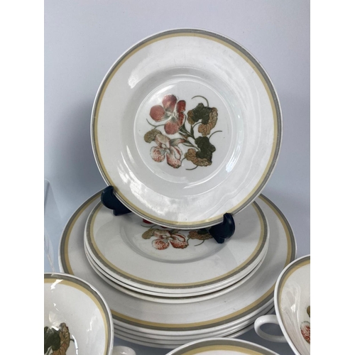 189 - 28pc Suzie Cooper dinner set, Nasturtium