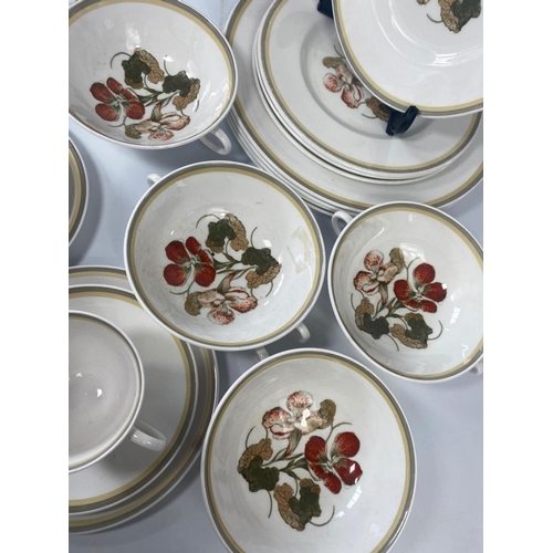 189 - 28pc Suzie Cooper dinner set, Nasturtium