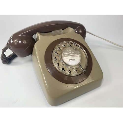 210 - Vintage telephone, working