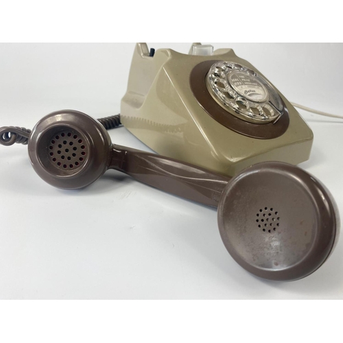 210 - Vintage telephone, working