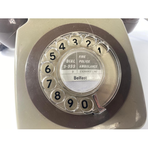 210 - Vintage telephone, working