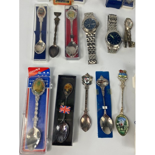 324 - Quantity of spoons and watches