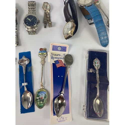 324 - Quantity of spoons and watches